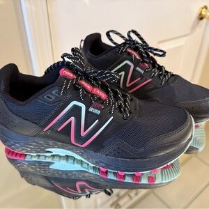New Balance W 10 / M 8.5
410 Trail Running shoes 
Worn once & look NEW 🤩